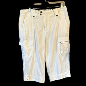 Dressbarn White Cargo Capris with floral waist band